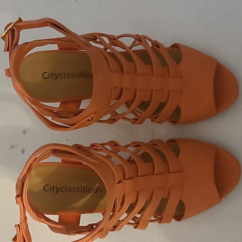 Women sandals size 6